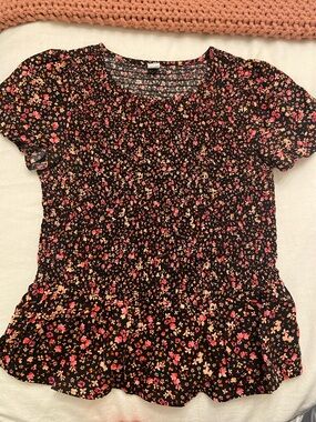 Old Navy Black Floral Smocked Short Sleeve Peplum Top